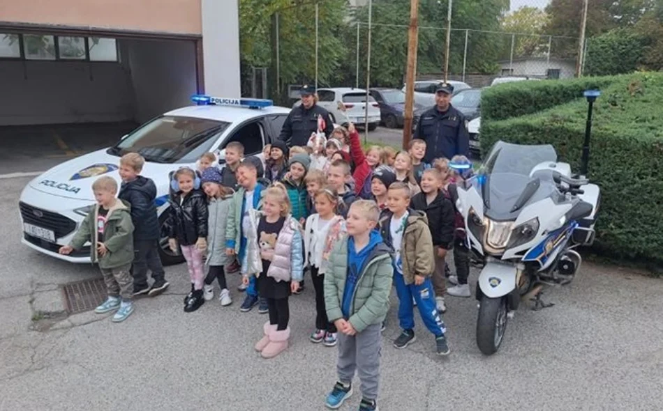 Bumbaricama i Zebricama te mališanima vrtića &quot;Zeko&quot;  prezentirano zanimanje policajca
