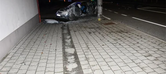 Mladić (21) izazvao sudar i završio u betonskom stupu – ozlijeđene iz auta vadili vatrogasci