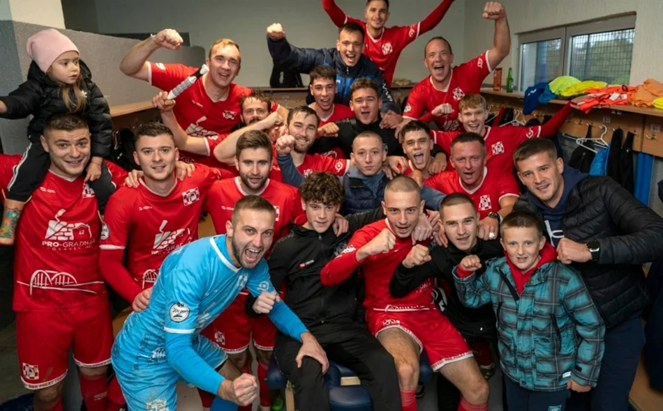 Slavlje igrača ŠNK Poleta iz Tuhovca nakon nove pobjede protiv Jalžabeta