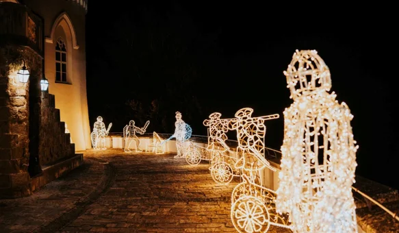 Zakoračite u bajkoviti svijet Trakošćana gdje svjetlo priča priče