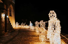 Zakoračite u bajkoviti svijet Trakošćana gdje svjetlo priča priče