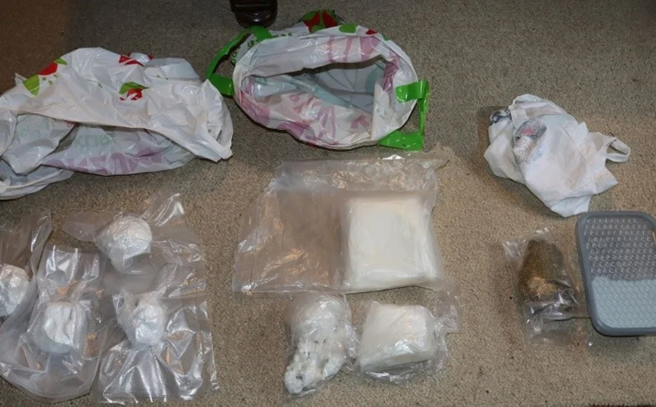 PAO DILER Policija zatekla velike količine kokaina, trave, tabletica...