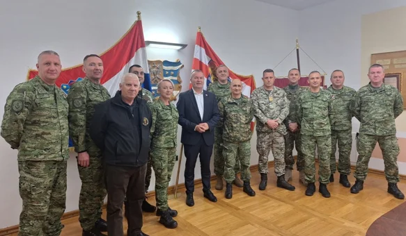 Polaznici Visoke dočasničke izobrazbe posjetili Županijsku palaču, dočekao ih župan Stričak