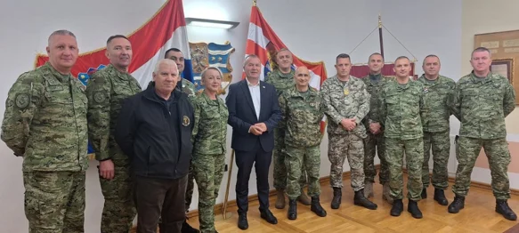 Polaznici Visoke dočasničke izobrazbe posjetili Županijsku palaču, dočekao ih župan Stričak