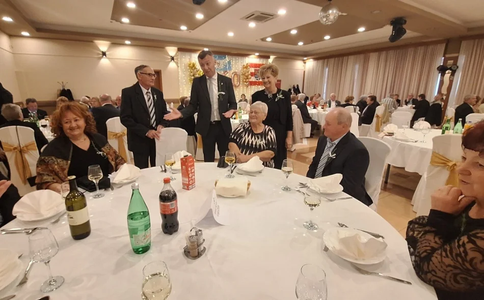 Čak 42 bračna para proslavila zlatne i dijamantne pirove te impresivnih 65 godina braka