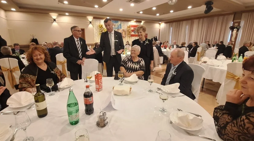 Čak 42 bračna para proslavila zlatne i dijamantne pirove te impresivnih 65 godina braka