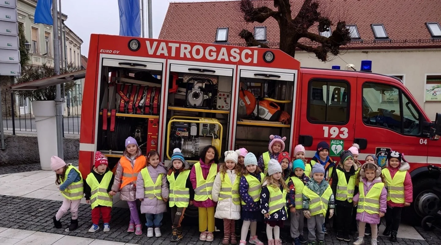 FOTO Djecu oduševili tehnika i oprema hrvatskih hitnih službi
