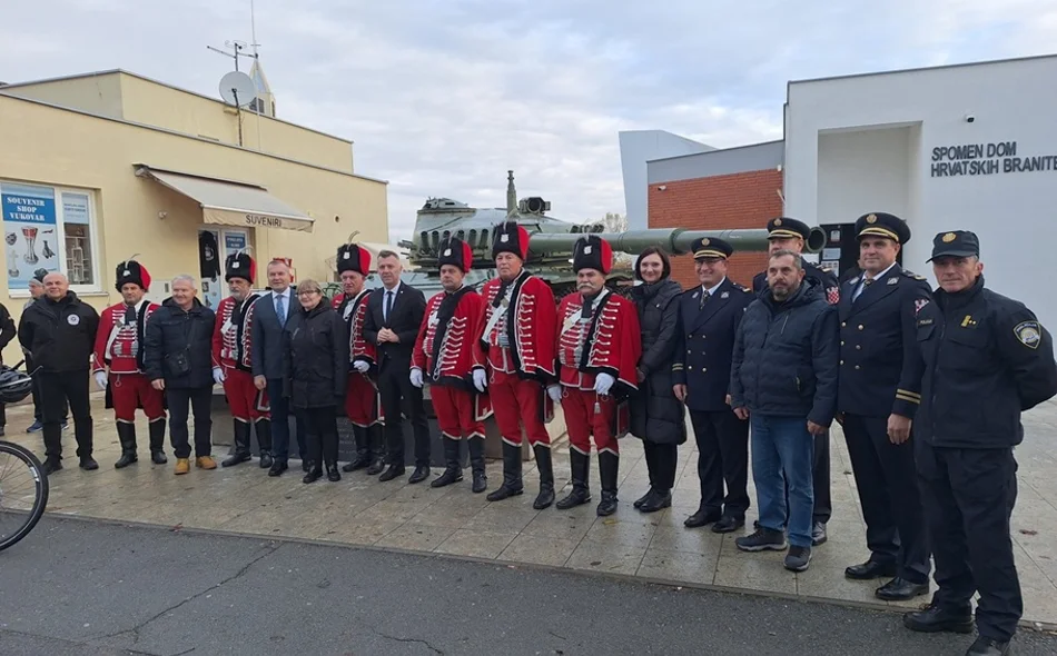 FOTO Odali počast varaždinskim i svim drugim braniteljima i žrtvama Vukovara
