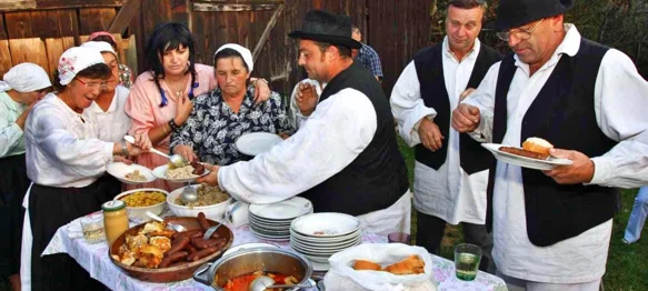 Ušli u povijest okitivši bor s 2000 jabuka na ivanečkoj špici