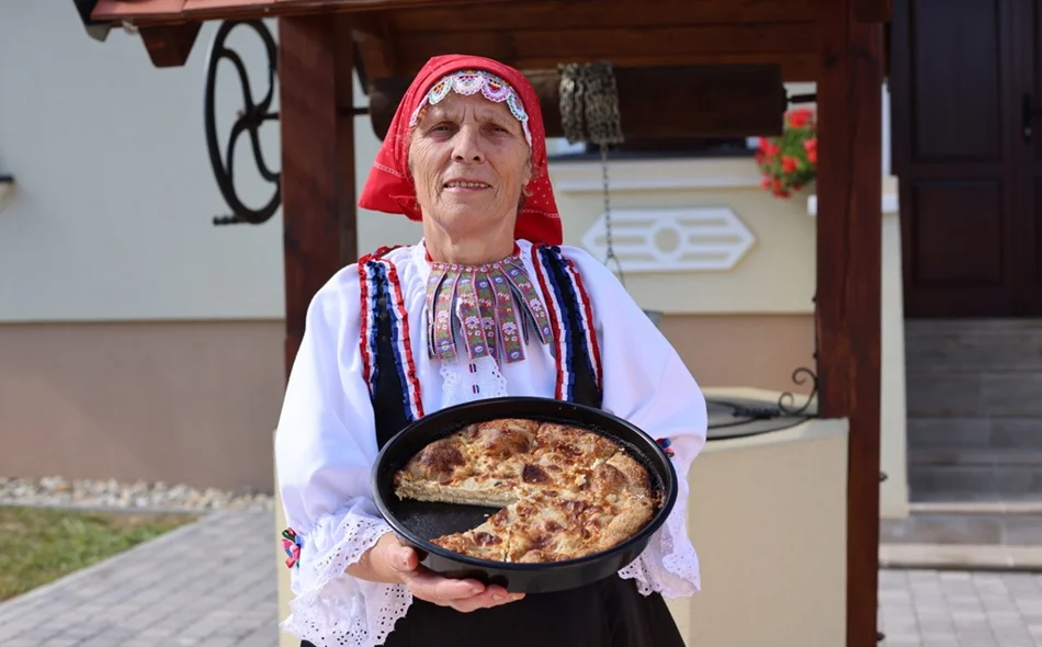 VIDEO Vidovečki gibanik i sarma od varaždinskog zelja iz ruku babice Agate