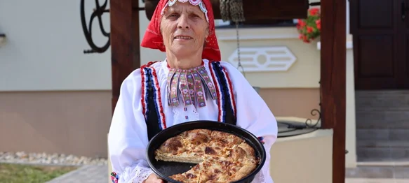 VIDEO Vidovečki gibanik i sarma od varaždinskog zelja iz ruku babice Agate