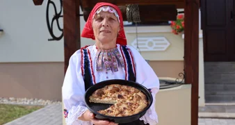 VIDEO Vidovečki gibanik i sarma od varaždinskog zelja iz ruku babice Agate