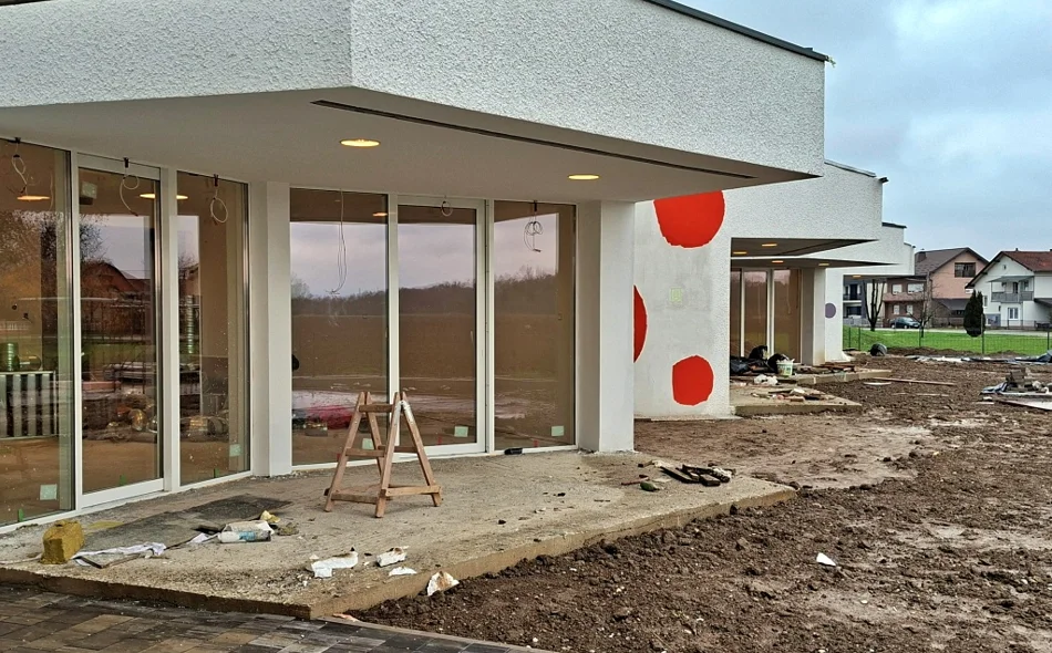 FOTO/AUDIO Vrtić oblika pčelinjih saća uskoro otvara svoja vrata za 200 trnovečkih mališana