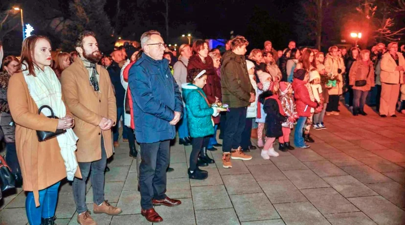 Upaljena prva svijeća na velikom adventskom vijencu ispred župne crkve Ivanec