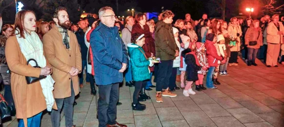 Upaljena prva svijeća na velikom adventskom vijencu ispred župne crkve Ivanec