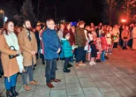 Upaljena prva svijeća na velikom adventskom vijencu ispred župne crkve Ivanec