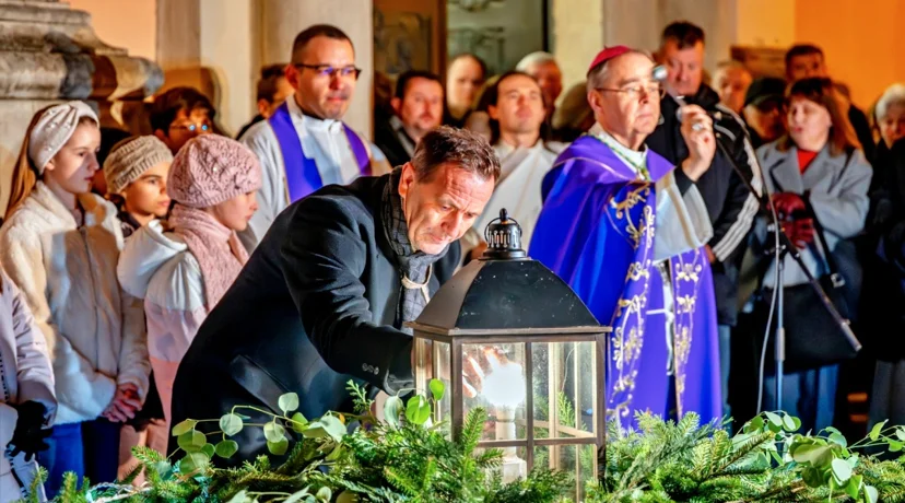 Bosilj zapalio prvu adventsku svijeću ispred katedrale