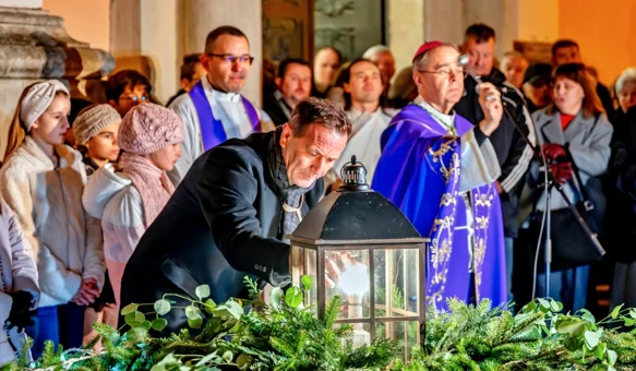 Bosilj zapalio prvu adventsku svijeću ispred katedrale