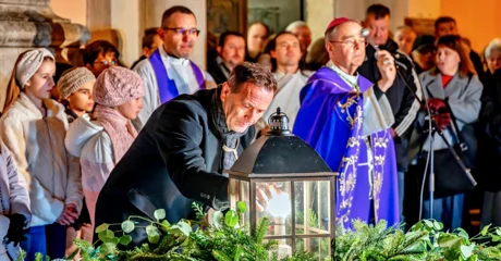 Bosilj zapalio prvu adventsku svijeću ispred katedrale