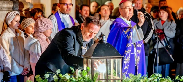 Bosilj zapalio prvu adventsku svijeću ispred katedrale