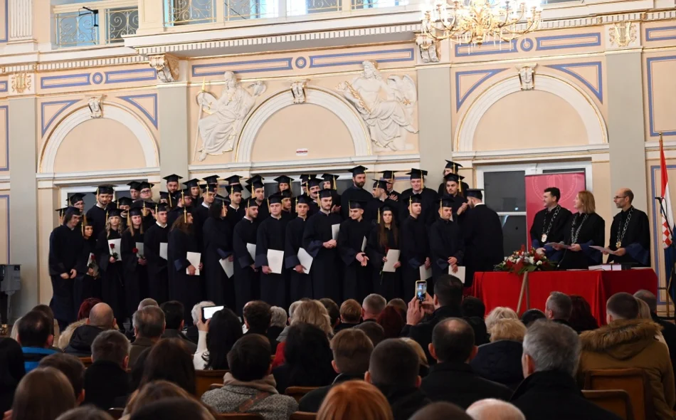 FOTO Promovirano 533 FOI-jevih prvostupnika/ca i magistara/ica