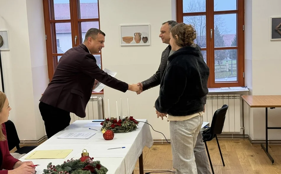 Uručeno 75 ugovora o stipendiranju učenika i studenata