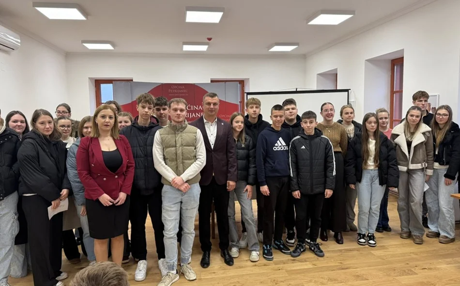 Uručeno 75 ugovora o stipendiranju učenika i studenata