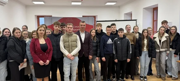 Uručeno 75 ugovora o stipendiranju učenika i studenata