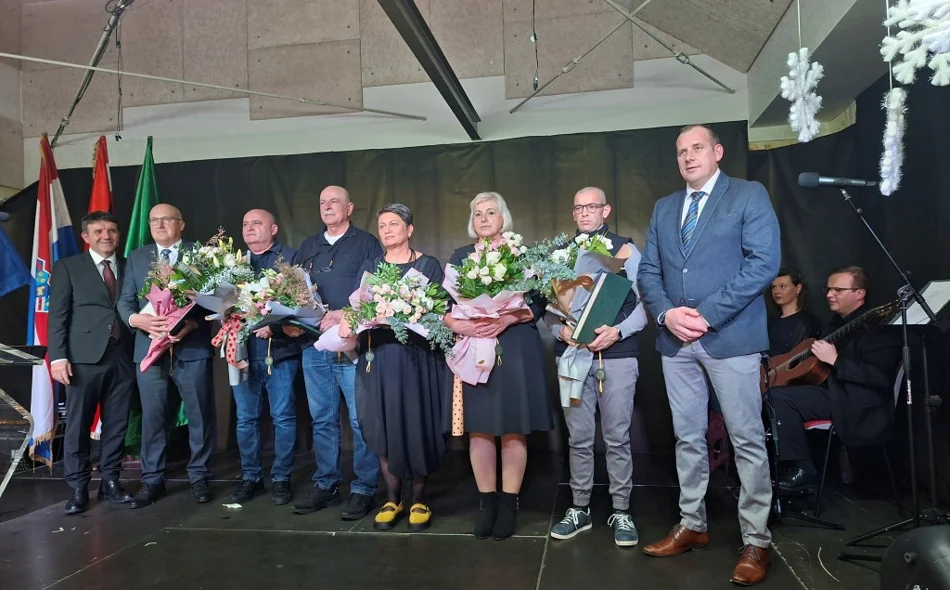 FOTO I AUDIO Župan Stričak s posebnim darom stigao na svečanu sjednicu Gradskog vijeća Grada Lepoglave