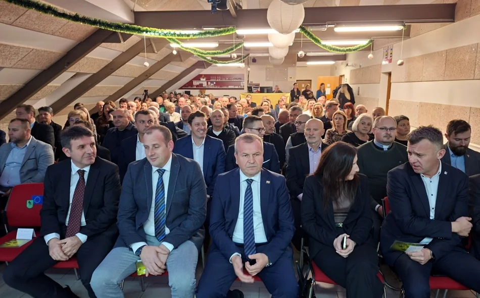 FOTO I AUDIO Župan Stričak s posebnim darom stigao na svečanu sjednicu Gradskog vijeća Grada Lepoglave