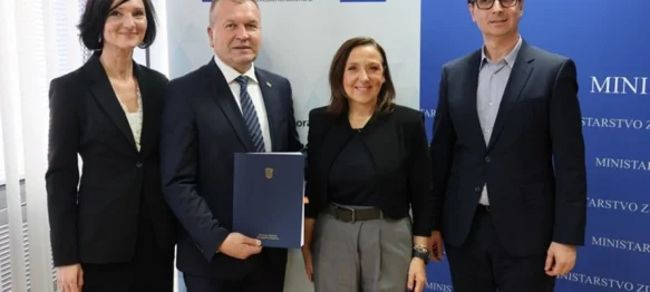 Ravnomjeran razvoj Varaždinske županije - ministrica Hrstić uručila ugovore za dva nova vozila