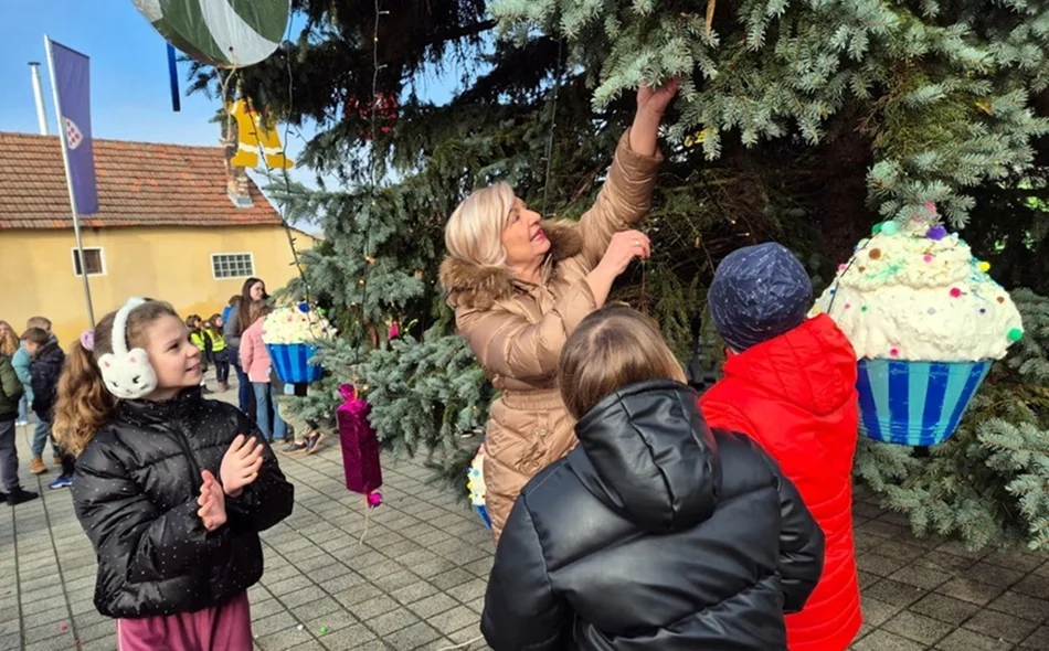 FOTO Mališani ukrasili božićno drvce unikatnim ukrasima koje su sami izradili