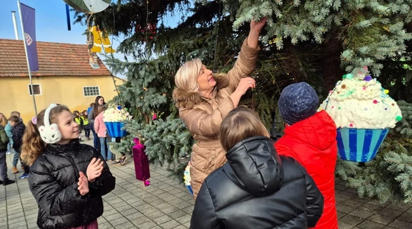FOTO Mališani ukrasili božićno drvce unikatnim ukrasima koje su sami izradili