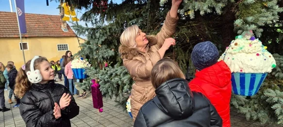 FOTO Mališani ukrasili božićno drvce unikatnim ukrasima koje su sami izradili