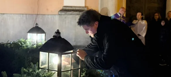 Dogradonačelnik Marković upalio treću adventsku svijeću ispred katedrale