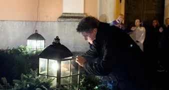 Dogradonačelnik Marković upalio treću adventsku svijeću ispred katedrale