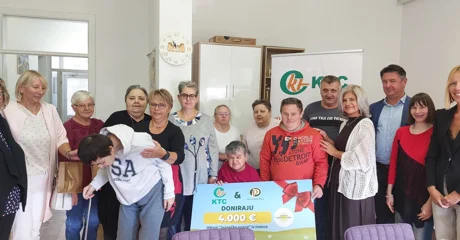 Članovi Udruge Ivanečko sunce na preuzimanju donacije s predstavnicima KTC-a