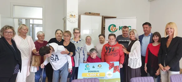 Članovi Udruge Ivanečko sunce na preuzimanju donacije s predstavnicima KTC-a