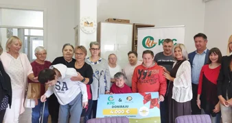 Članovi Udruge Ivanečko sunce na preuzimanju donacije s predstavnicima KTC-a