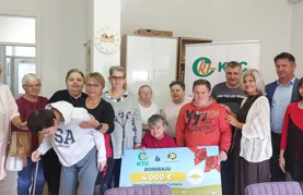 Članovi Udruge Ivanečko sunce na preuzimanju donacije s predstavnicima KTC-a