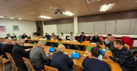 Na raspolaganju više od 32 milijuna eura, oporba tvrdi: &bdquo;Proračun nije ni investicijski ni socijalni&rdquo;