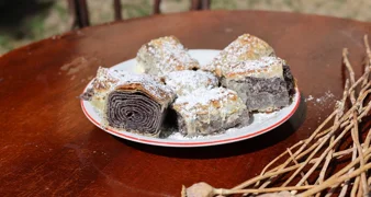 VIDEO Tajnu najtanje proste trnovečke makovnjače &ndash; kroz koju se vide čitati novine &ndash; priča nam babica Anka