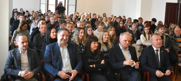 AUDIO Učenicima i studentima Varaždinske županije svečano uručene stipendije