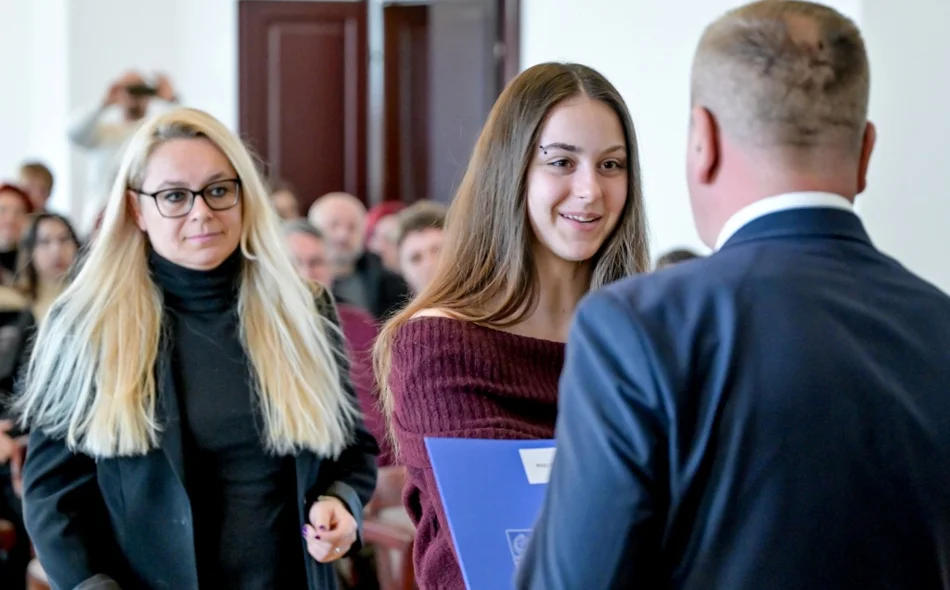AUDIO Učenicima i studentima Varaždinske županije svečano uručene stipendije