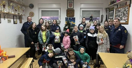 FOTO Mladim vatrogascima zaslužene diplome i pokloni ispod bora