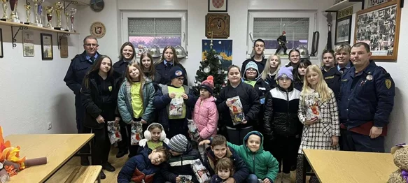 FOTO Mladim vatrogascima zaslužene diplome i pokloni ispod bora