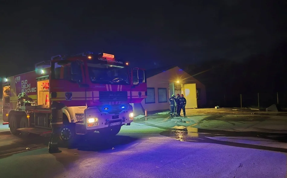 FOTO U požaru peradarnika došlo do uginuća više tisuća pilića