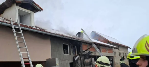 Gorjelo krovište kuće, brzom intervencijom spriječena je veća tragedija