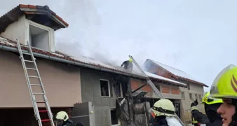 Gorjelo krovište kuće, brzom intervencijom spriječena je veća tragedija