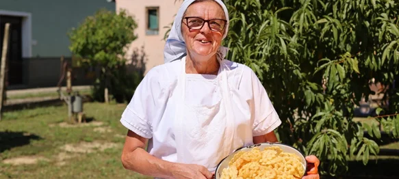 VIDEO Okusi Jalžabeta iz ruku babice Marine &ndash; kiseli zabieleni krumper i slatke ružice